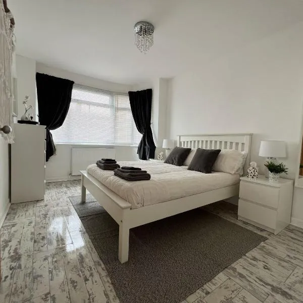 Peaceful location with FREE parking for 2 cars - hosts up to 4- business or leisure stays, inc hot-tub-Netflix-complimentary breakfast, hotel in Southampton