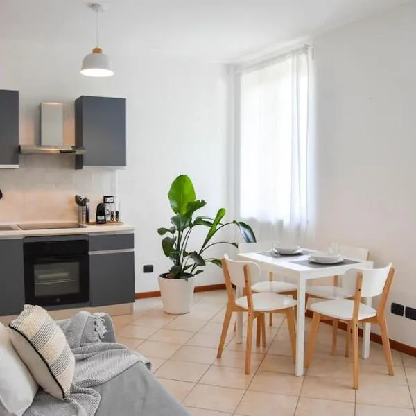Ca' Gialla 4 - Lago di Lugano, Dog friendly, balcone e parcheggio -, hotel in Cadegliano Viconago
