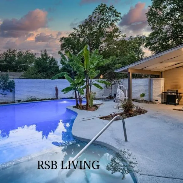 Stunning 5BR 2BA Holiday Home with Private Pool and Cinema, hotel v destinaci Dallas