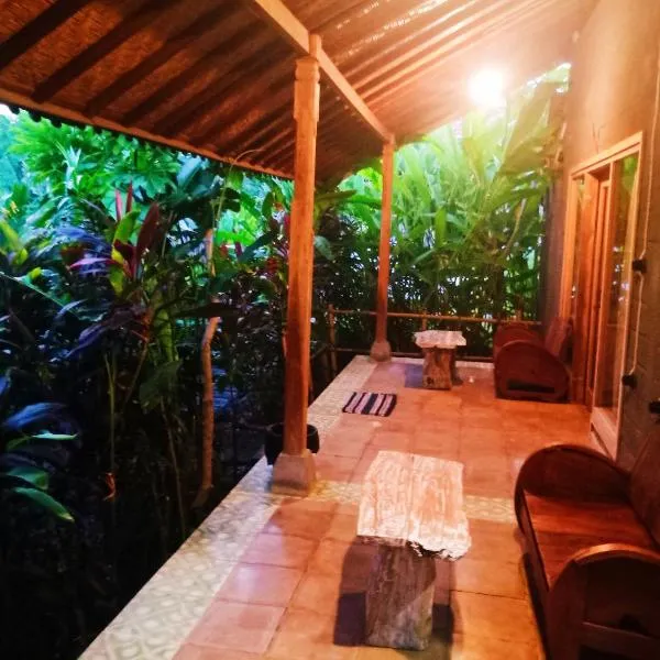 Umah Kayu 1-Menjangan homestay, hotel v destinaci Banyuwedang
