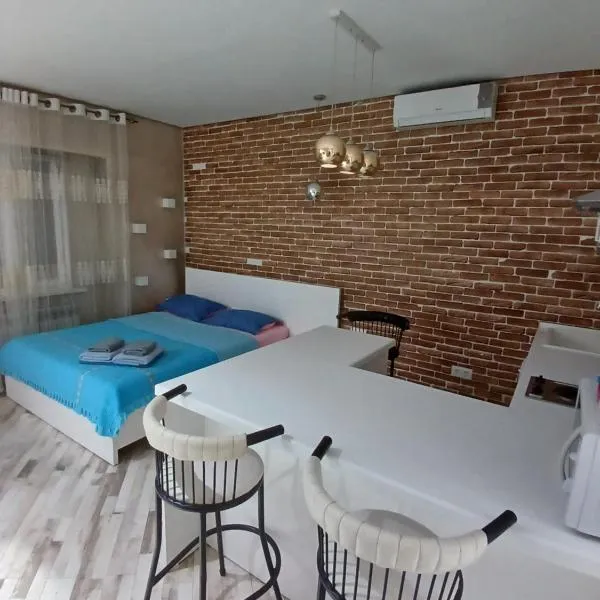 ЖК "Радужный" Аэропорт 1 комнатная, дом перед Озером, hotel v destinaci Turksib