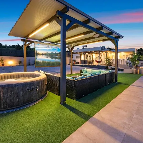 Villa VERONICA with CINEMA PROJECTOR by the HEATED POOL and JACUZZI, viešbutis Šibenike