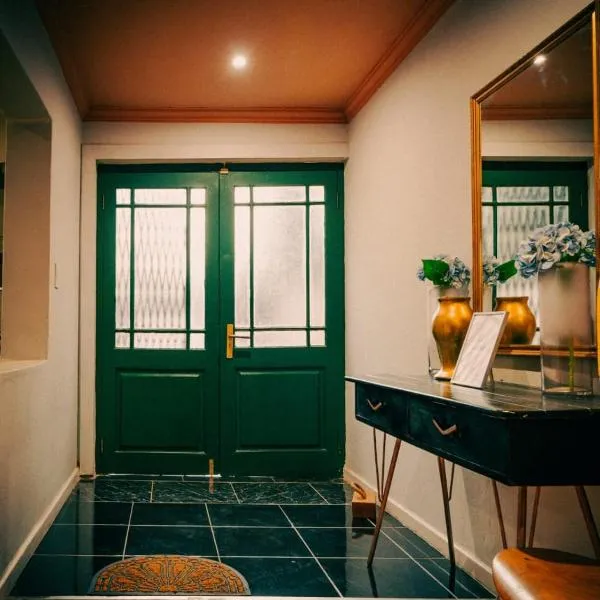 The Green Door Cottage, hotel in Roodepoort