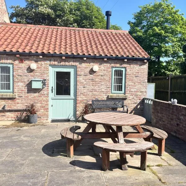 Cosy Village location - One Bedroom Barn, hotel in Barmston