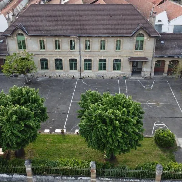 Sonnac-sur-lʼHers에 위치한 호텔 L'école buissonnière