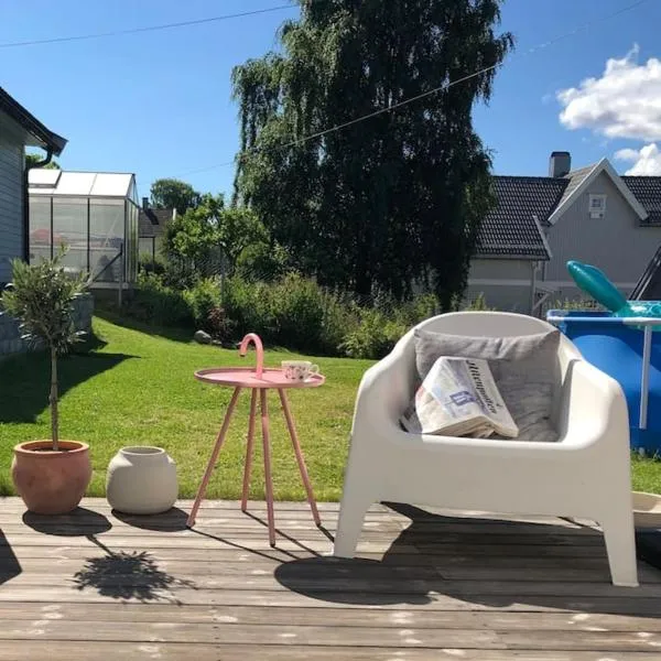 Koselig hus med stor og solrik hage, khách sạn ở Lillehammer
