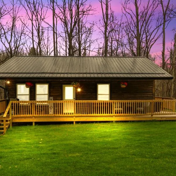 --AVAIL NEW BOOKING PROMOTIONS --- Secluded Cabin King Bed XBOX WIFI HotTub Games Firepit Close to Hiking Trails, hotel di Logan