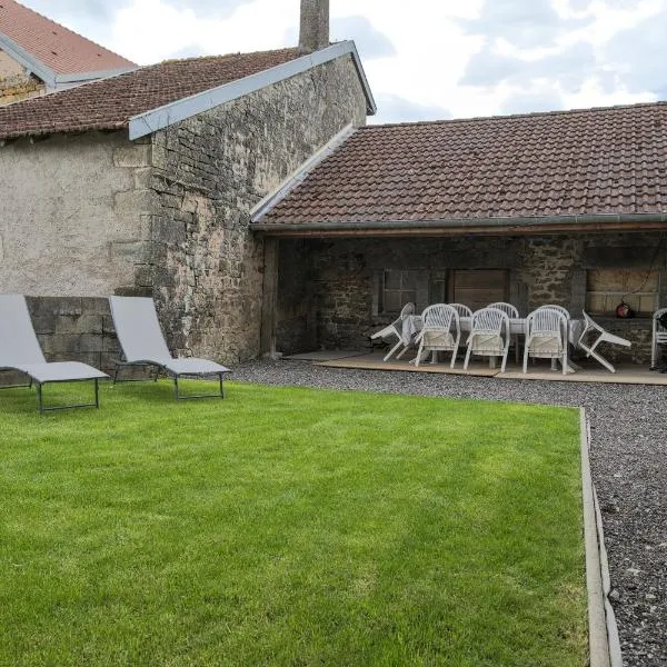 Le gîte du centre, parking avec recharge pour véhicule électrique, готель у місті Avrecourt