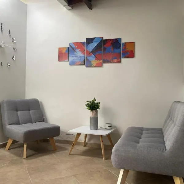 Hermoso apartamento con estacionamiento, hotel em Medellín