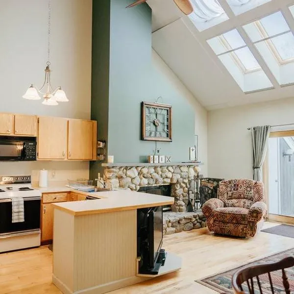 NEW! Townhouse - Tenney Mountain Resort, hotel a Plymouth