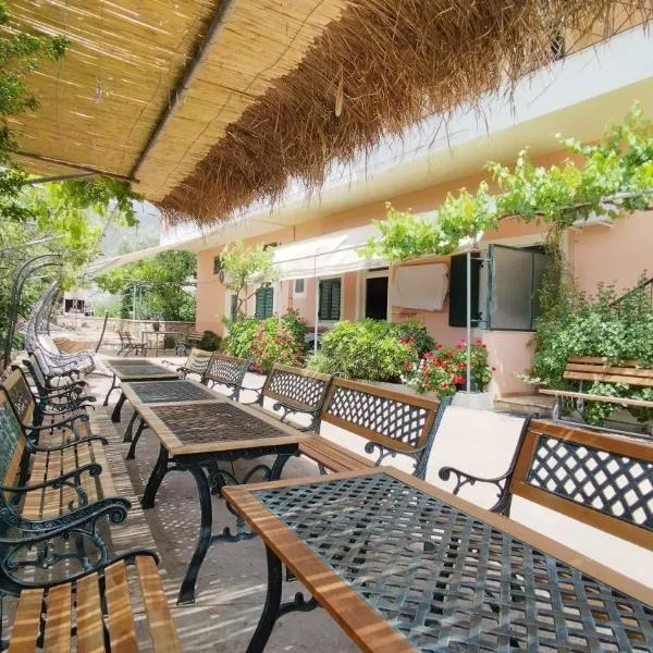Oasis Hostel, hotel v destinaci Himare