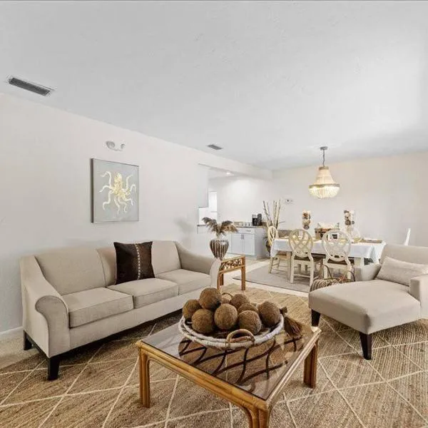 Coastal Chic Home, Walk to Beach, hotel in Cocoa Beach