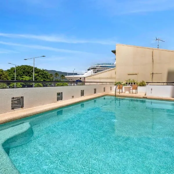 Belle Escapes 702 CBD Apartment with Elevated City and Water Views, hotel in Cairns