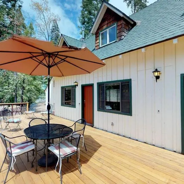 Baxter Mountain Cottage, hotel in Shaver Lake