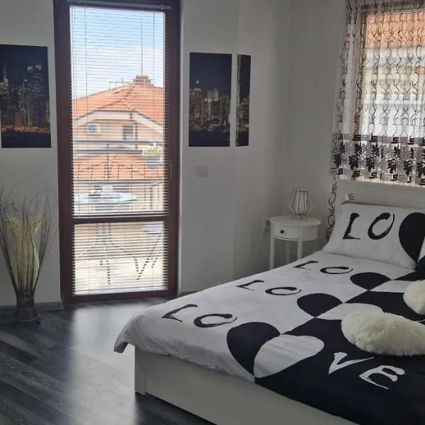 Black and White Apartment, hotell i Karlovo