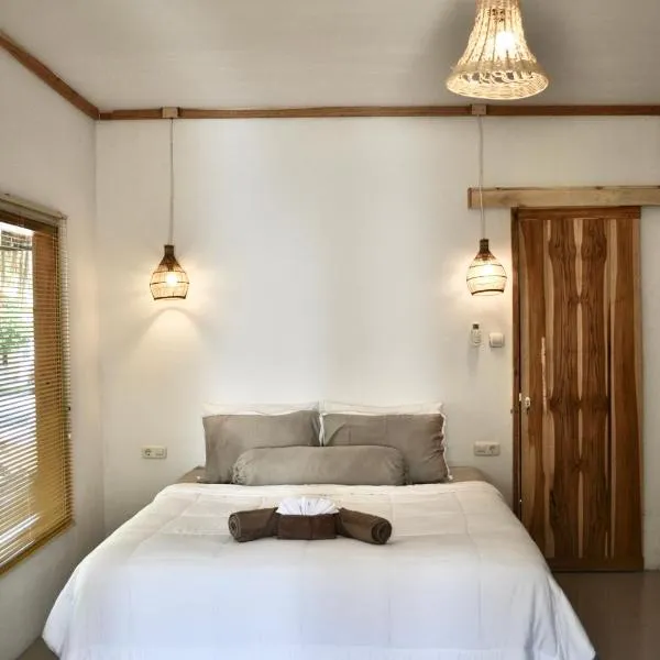 Ripbowl Guest House, hotel v destinaci Selong Belanak