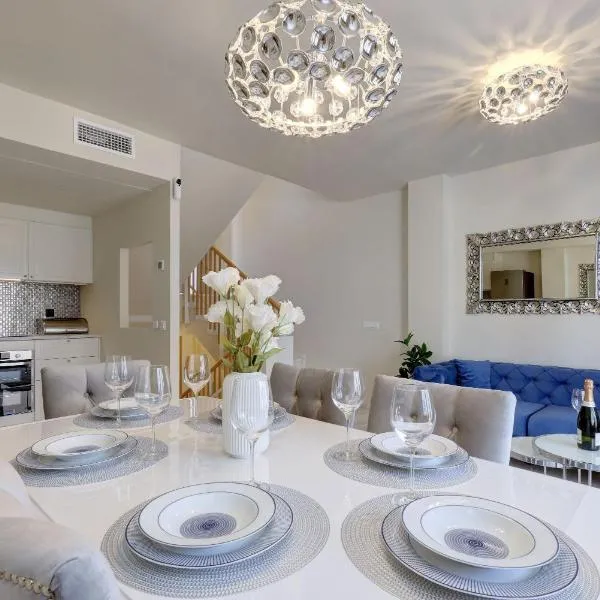 Spacious and modern house in Riviera, Mijas, Costa del Sol, 15min from Marbella, хотел в Малага