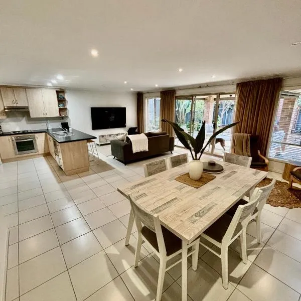 Entire modern house near the beach, hotel in Victor Harbor