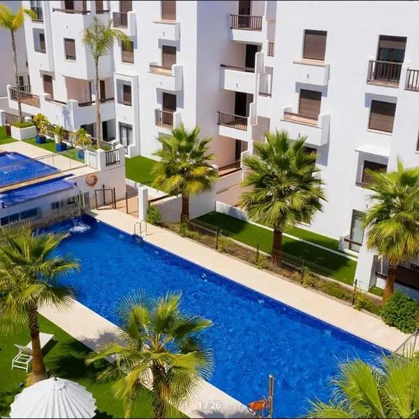 APARTAMENTO EN SALOBREÑA CERCA DEL MAR - CON PISCINA, GIMNASIO y GARAJE, מלון בסלוברניה
