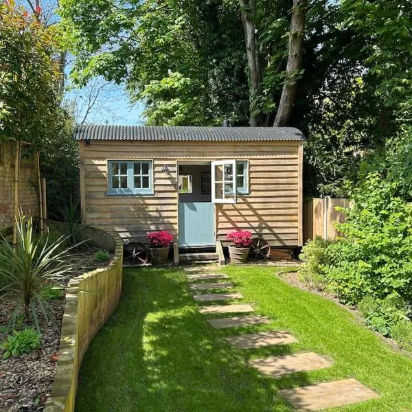 Shepherd's Hut at The Granary, hotel in Steyning