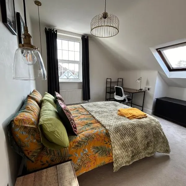 Seaside Rentals Bournemouth - 2BR, upto 6ppl, beach 3 min walk, dogs ok, WiFi, park 2 cars, hotel v destinaci Bournemouth