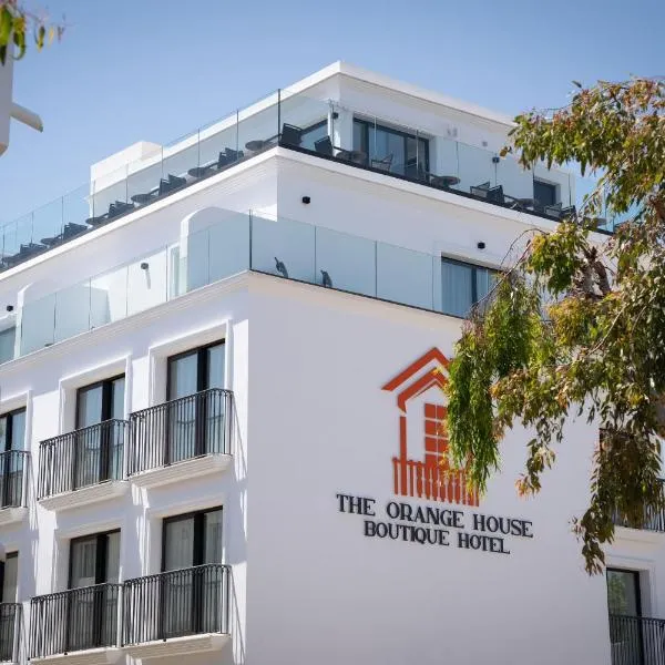The Orange House Boutique Hotel and Upstairs Rooftop Bar - BRAND NEW، فندق في لا كالا ذي ميخاس
