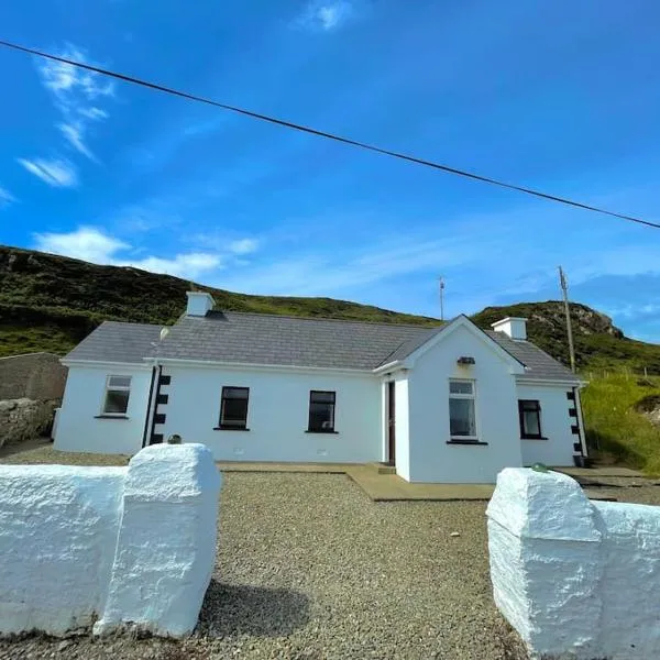Scenic Oceanfront Retreat- Buliban Cottage, hotel v destinaci Ballyhillin