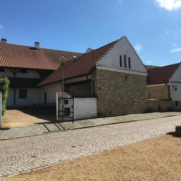 Holubník statečných žen králových, hotel v Luži