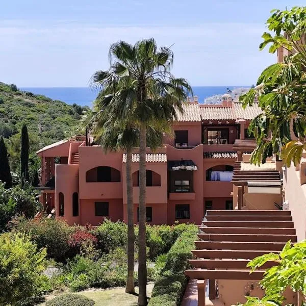 Penthouse Paradiso: 2BR Oasis in Casares del Sol, hotel sa Casares