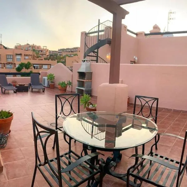 Penthouse Paradiso: 2BR Oasis in Casares del Sol, hotel i Casares