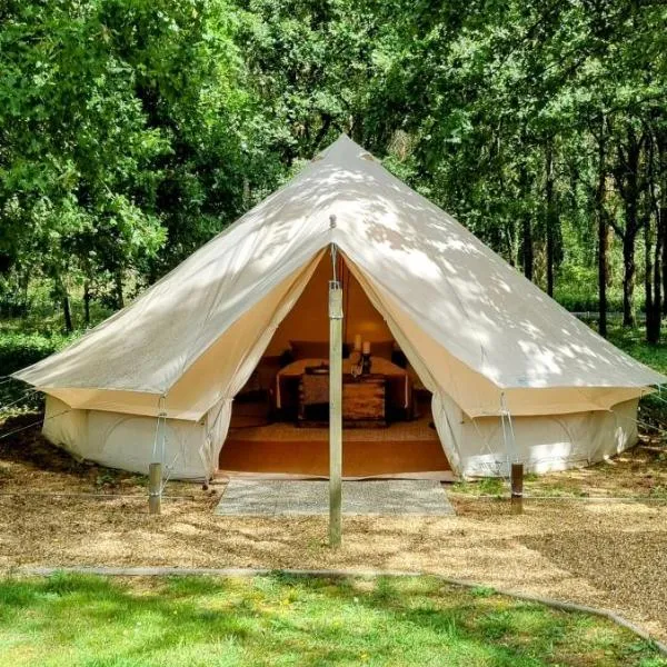 Luxury Bell Tent at Camping La Fortinerie, hotel in Vernoil