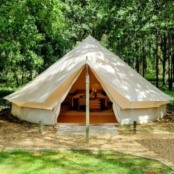Luxury Bell Tent at Camping La Fortinerie, hotel a Mouliherne