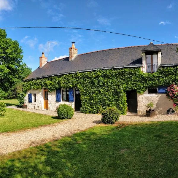 Traditional Longère Farmhouse at La Fortinerie, hotel en Mouliherne