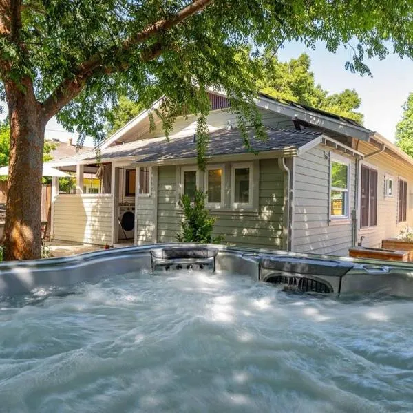 Vine Street Bungalow-Hot Tub, EV, Walk to Town, hotel en Paso Robles