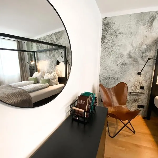 WEINQUARTIER Weingarten Loft 70 qm 2 SZ Altstadt Balkon Himmelbett Küche Parkplatz, khách sạn ở Naumburg