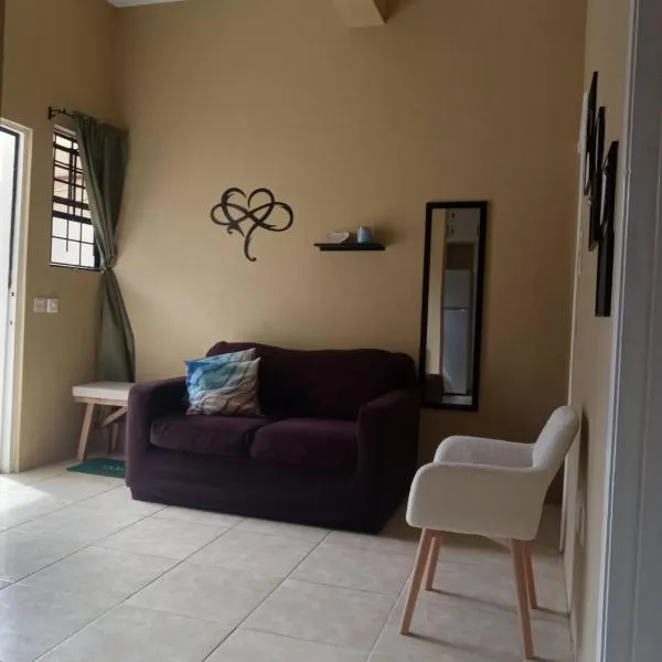 Cozy 3 bedrooms near city center, hotel in Castries
