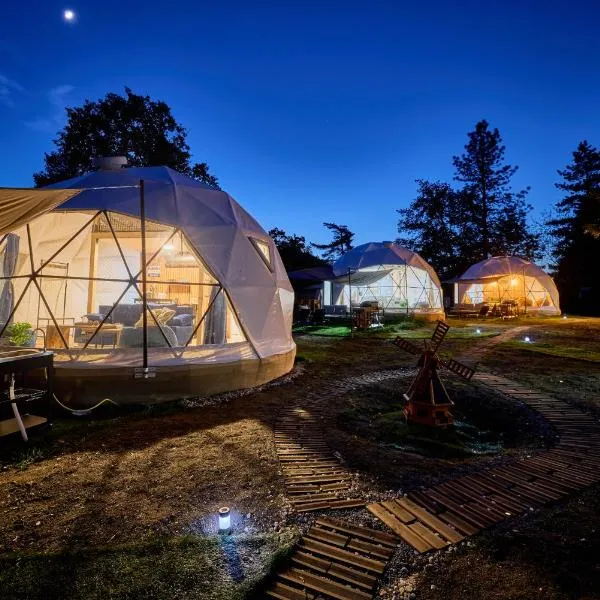 Glamping Slapy, hotel ve Slapech