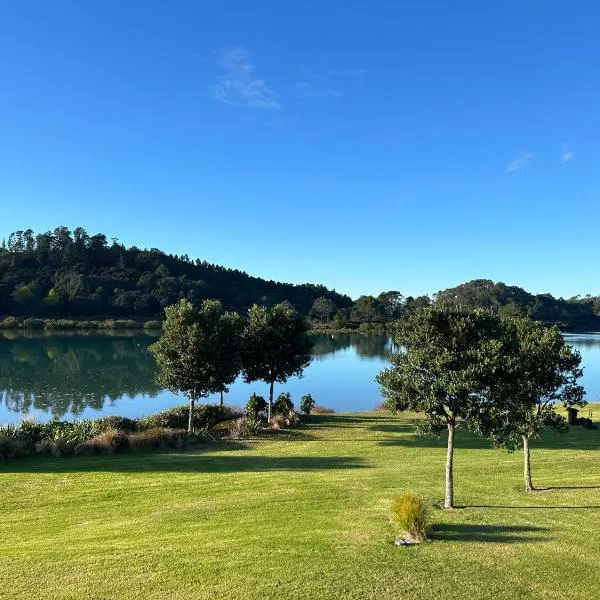 Purangi Waterfront Retreat, hotel a Cooks Beach