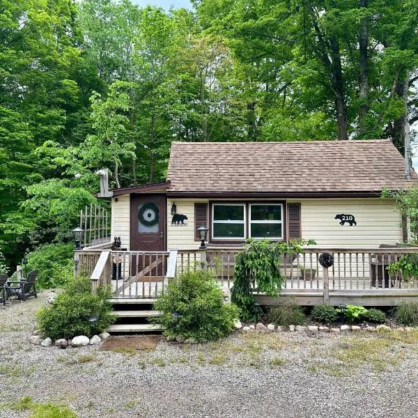 Escape to a Streamside Cabin in the Lower Catskills, hotel in Wurtsboro