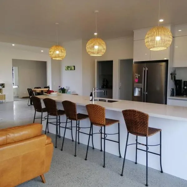 Purangi Beachhouse - 2 Bedroom, hotel in Cooks Beach