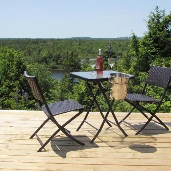 The Eagle's Landing on Minamkeak Lake - A Serene Escape, hotel in Italy Cross