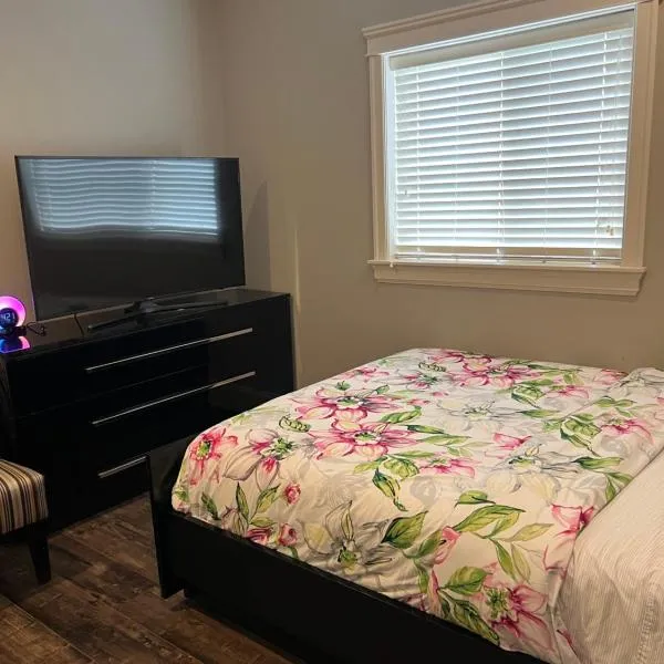 Spacious !!! NEWER HOME 2 bedrooms Entire suite !! Near Airport !!!!, hotel ad Aldergrove