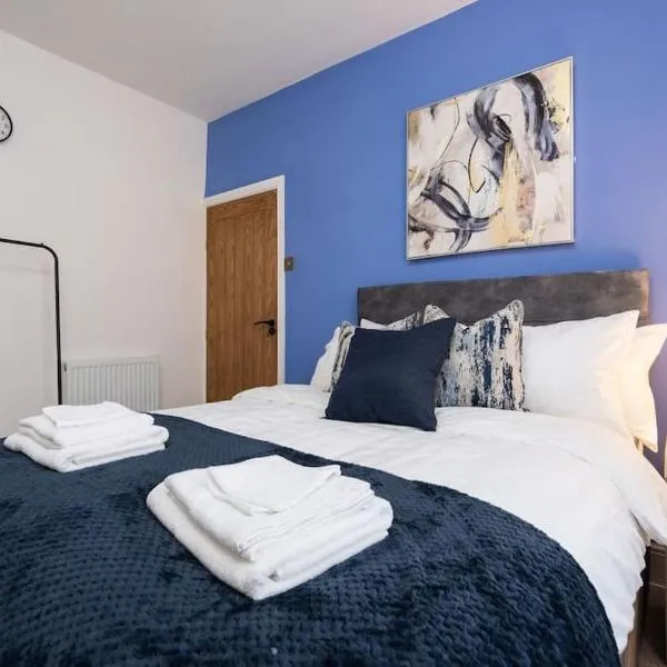 Home in Merseyside, Birkenhead, Wirral Peninsular, hotel v destinaci Birkenhead