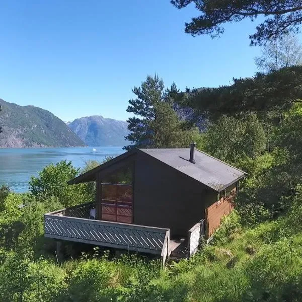 Fjordhytte-1 ist eine schöne Hütte bei Ænes am Hardangerfjord mit grandiosem Fjordpanorama, 20 PS Motorboot mietbar โรงแรมในÆnes