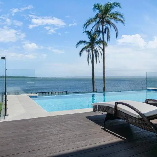 Panoramic Lakefront 6 BDRM Villa, hotel v destinaci Toukley