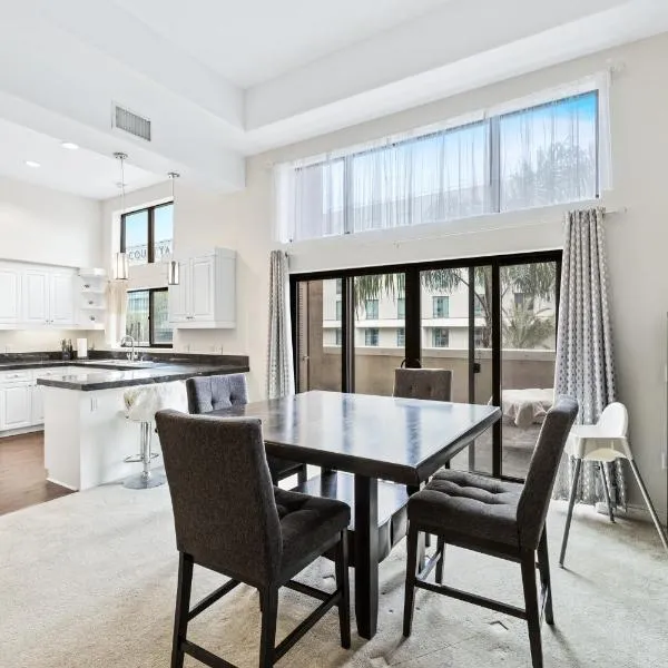 Ultimate LA Vacation 2BR w Pool Above Shops, hotel v destinaci Monterey Park