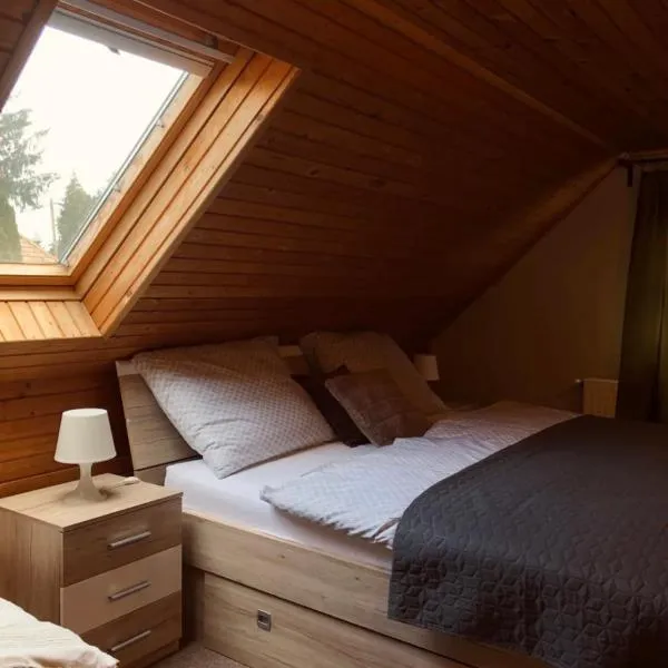 Hangulatos tetőtéri lakás, hotel v destinaci Tarján