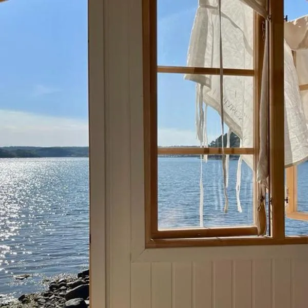 Seaside dream with jetty & guest cottage, hotell i Ljungskile