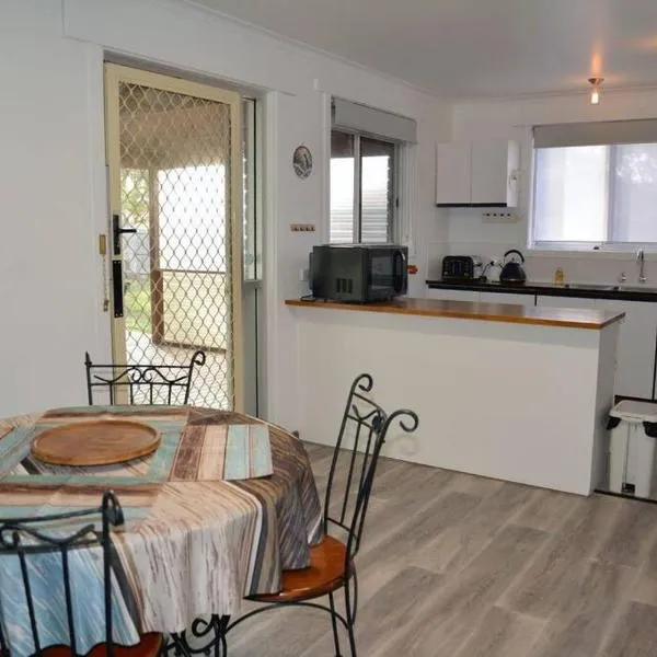 The Cozy Penguin with Sea Views, hotel v destinaci Cooee