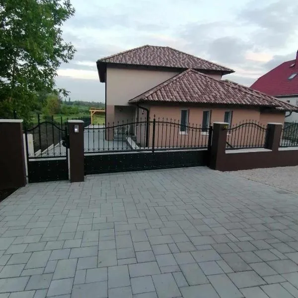 Villa Leona, hotel in Gyenesdiás